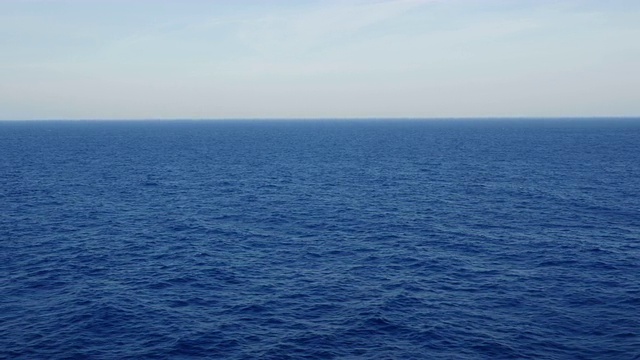 从集装箱船的右舷的观点，跨越开放的蓝色海洋与平静的表面视频下载