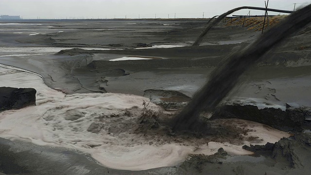 中国包头市包钢厂后方的放射性有毒尾矿湖全景图。这个湖富含重金属和稀土，宽10多公里视频下载