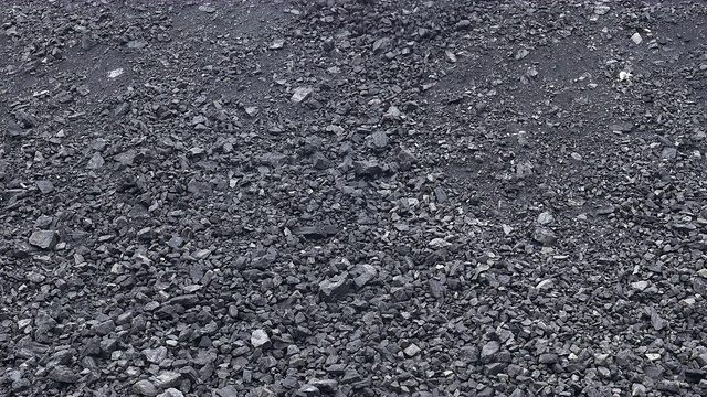 中国内蒙古包头宝钢钢铁有限公司矿山卡车运送煤渣和矸石视频下载