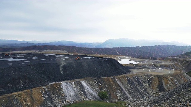 全景图左至右穿过一个大型露天煤矿，饲料和动力包钢钢铁厂在内蒙古包头中国矿业卡车移动煤破坏和炉渣视频下载