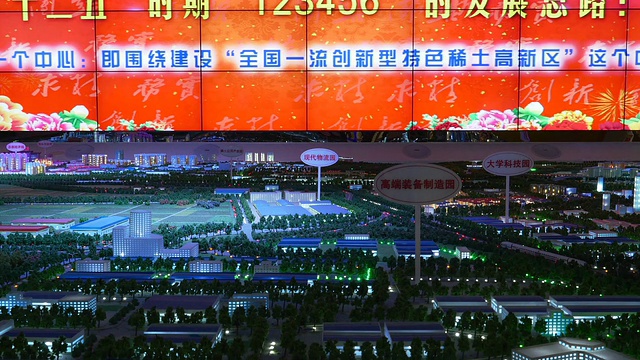 一个明亮的中国立体模型的特写与闪烁的LED照明和一个多屏幕LED电视背板视频下载