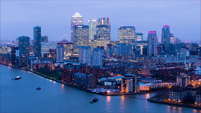 从罗瑟希拍摄的金丝雀码头的延时镜头在泰晤士河对面的伦敦天空从黄昏到夜晚的船只交通视频下载