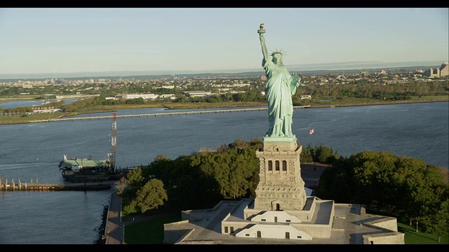 空中接近自由女神像揭示市中心视频素材