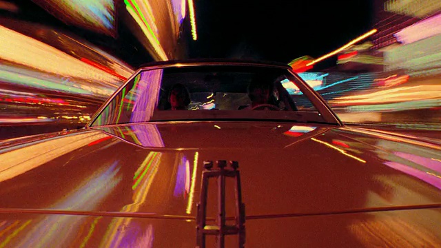 时间流逝后车的观点驾驶通过拉斯维加斯在晚上模糊的霓虹灯建筑/内华达，美国视频下载