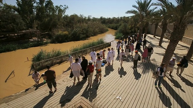 在以色列约旦河河谷的雅胡德受洗地点举行的洗礼仪式视频素材