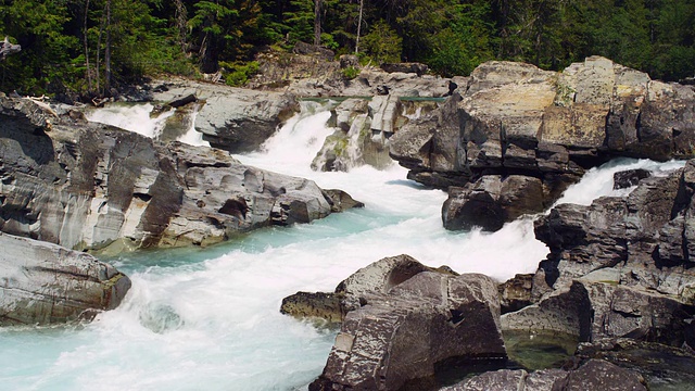 冰川国家公园白水河的慢镜头。视频素材