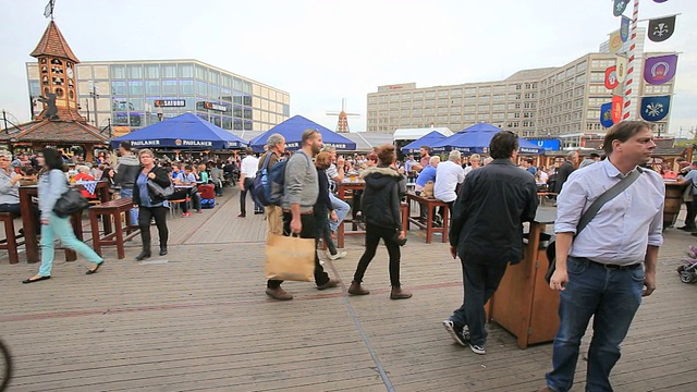在柏林街头庆祝啤酒节-亚历山大广场视频下载