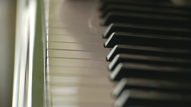 日本女孩在家里弹钢琴。视频下载