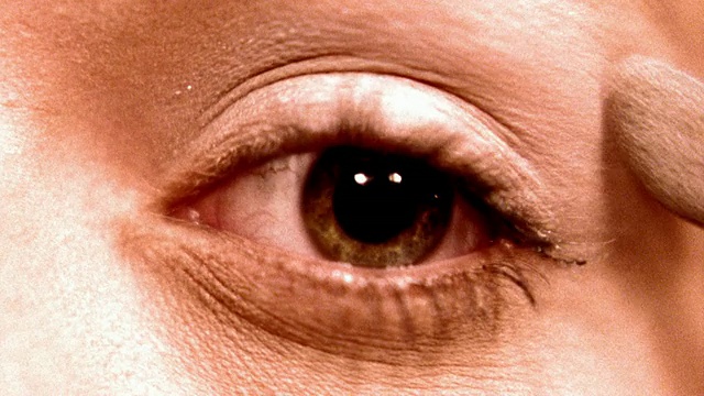 过度饱和的极度近距离的时间流逝的女人的眼睛上眼影，眼线和睫毛膏视频素材