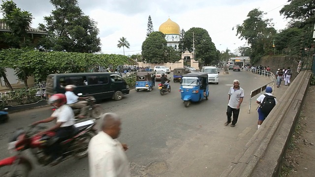 斯里兰卡埃拉繁忙的城市生活，背景是清真寺视频素材