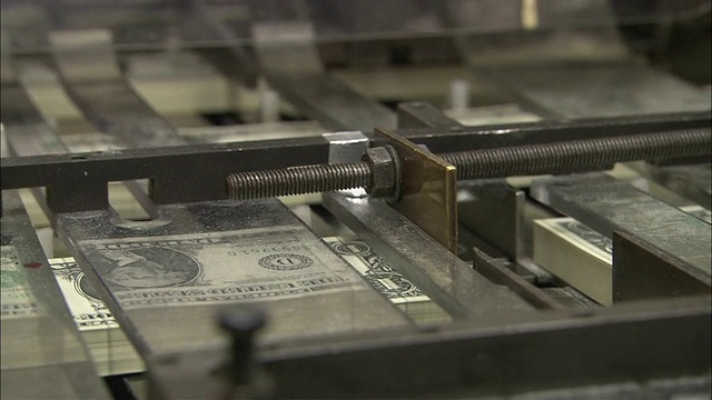 一台机器加工新印刷的美元钞票。视频下载