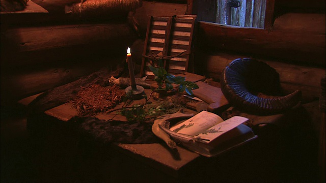 在一间小屋的桌子上可以看到火药、一本日记和其他仪器和设备。视频素材
