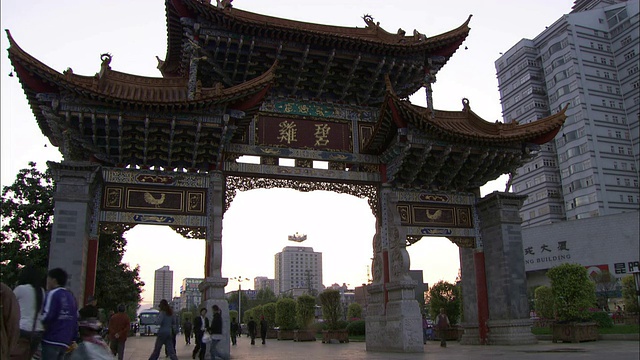 行人从一道传统的中国大门下经过。视频下载
