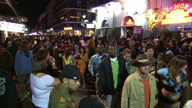 狂欢节的参与者聚集在新奥尔良波旁街。视频素材