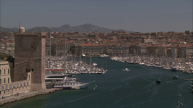 几十艘船停靠在马赛旧港附近的圣约翰堡。视频下载