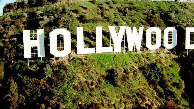 空中飞机近距离观察好莱坞标志+好莱坞山/洛杉矶，加州视频素材