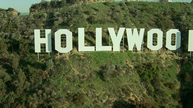 空中飞机近距离观察好莱坞标志+好莱坞山/洛杉矶，加州视频素材