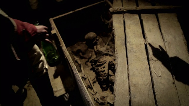 在重现诺查丹玛斯之死的过程中，士兵们向一具骷髅敬酒。视频下载