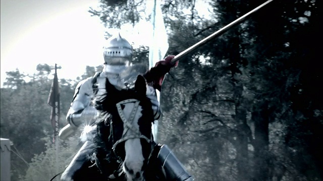 一名骑士和他的马准备比武。视频素材