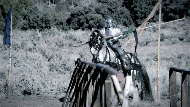 骑士和他们的马在比武中冲锋陷阵。视频素材