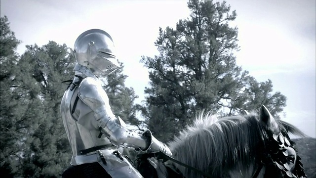 一名骑士和他的马在战场上等待比武。视频素材