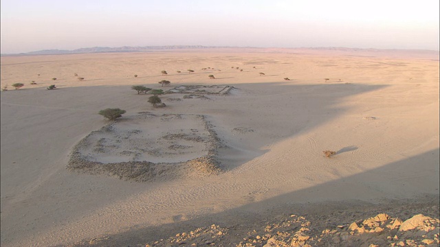 古堡垒的废墟仍保存在埃及瓦迪阿布格雷亚的沙漠中。视频素材