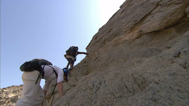 考古学家爬上了埃及Shenshef的一个罗马堡垒。视频下载