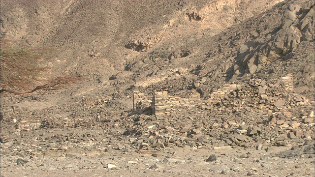 一个古代定居点的废墟散布在埃及的山坡上。视频素材