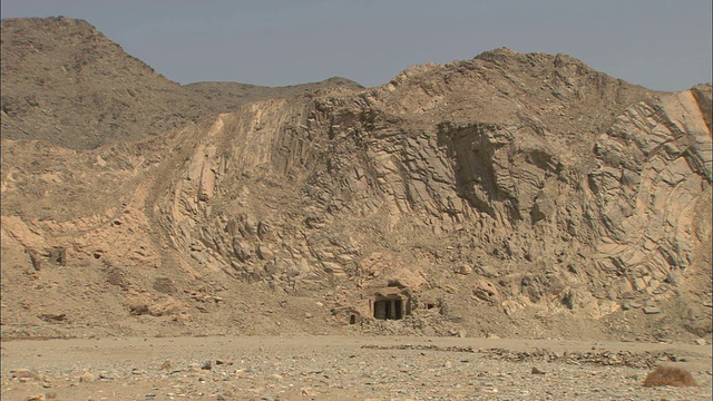 沙漠山脉环绕着埃及西凯特祖母绿矿的破败入口。视频素材