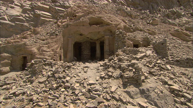 埃及西开翡翠矿的入口和挖掘现场被碎石包围着。视频素材