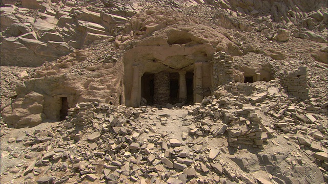 在埃及的Sikait，翡翠矿和挖掘遗址的入口被碎石包围着。视频素材