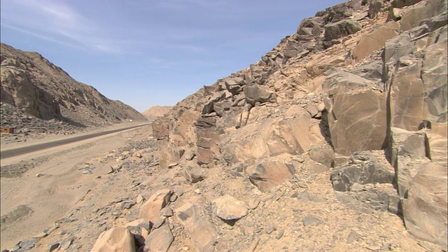 一条路经过哈马马特河的一个古老采石场。视频素材