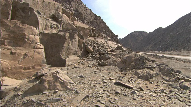 在Wadi Hammamat的一条道路附近的一个古代采石场的石头上残留着开采的证据。视频素材