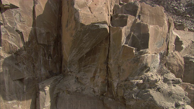 哈玛马特河的大石头上有开采的痕迹。视频素材