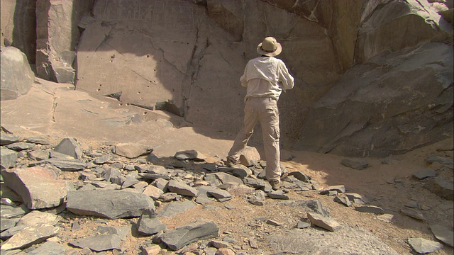 一位考古学家在哈马马特河的一个古老采石场拍照。视频素材