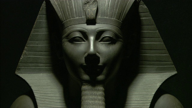 埃及卢克索博物馆(Luxor Museum)的图特摩斯三世(Thutmosis III)雕像的阴影脸孔由头饰构成。视频下载