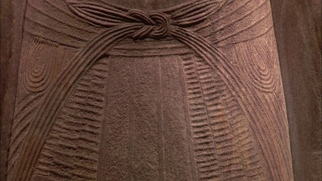 埃及卢克索的法老雕像上装饰着雕刻的符号。视频素材