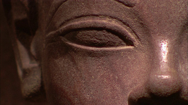 一尊埃及雕像的特征是光滑雕刻的眼睛和鼻子。视频素材