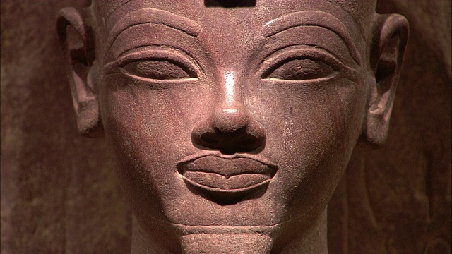 一尊埃及法老的雕像坐在卢克索的石制宝座上。视频素材