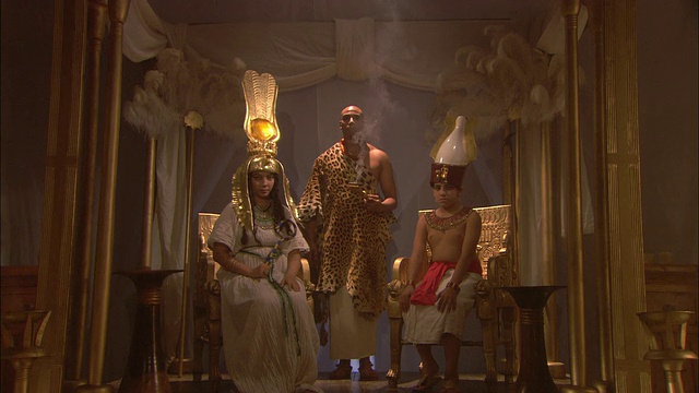 一位身穿豹皮长袍的祭司手持香，带领埃及王权远离王位。视频素材