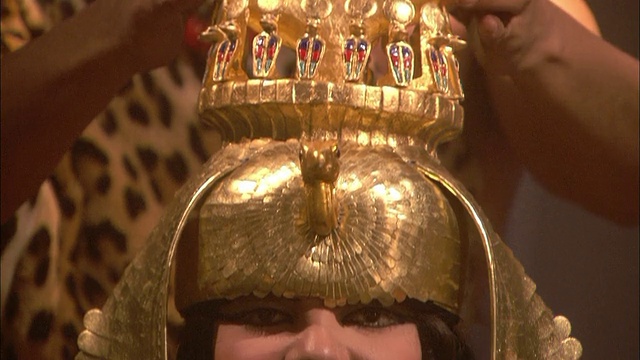 埃及艳后克利奥帕特拉的头上戴着一顶带翅膀的金王冠。视频素材