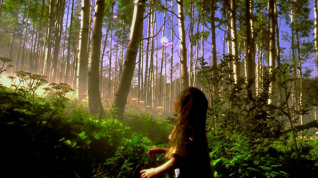 科罗拉多州阿斯彭茂密的森林里，一个巨大的泡泡从女孩的头上飞过视频下载
