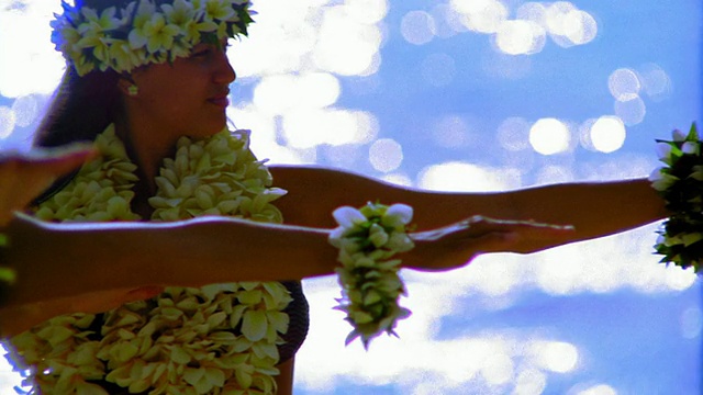 三名草裙舞女在leis做手臂的动作在合唱/海洋背景/夏威夷视频下载