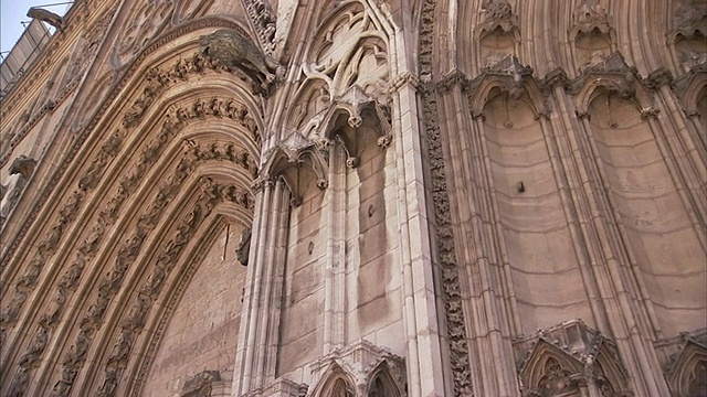 大教堂的入口处有错综复杂的雕刻。视频素材