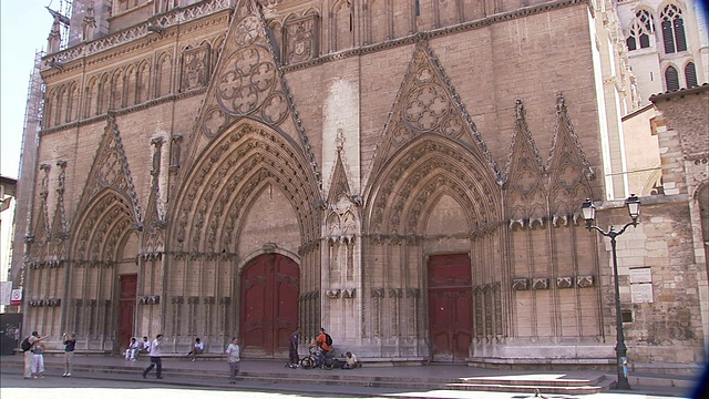 游客和游客穿过里昂大教堂的庭院。视频素材