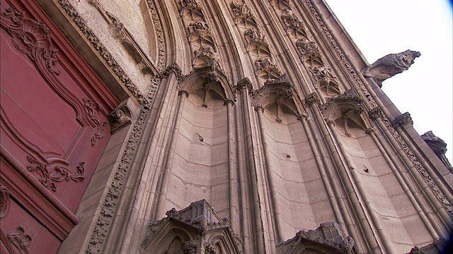 雕刻的柱子形成了里昂大教堂入口的拱门。视频素材
