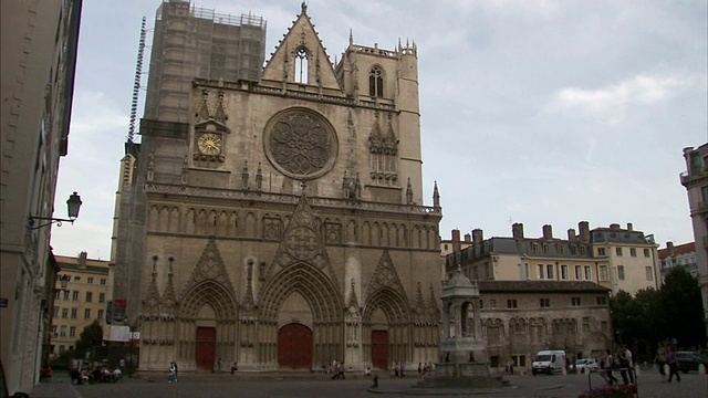 一个宽阔的广场围绕着里昂大教堂。视频素材