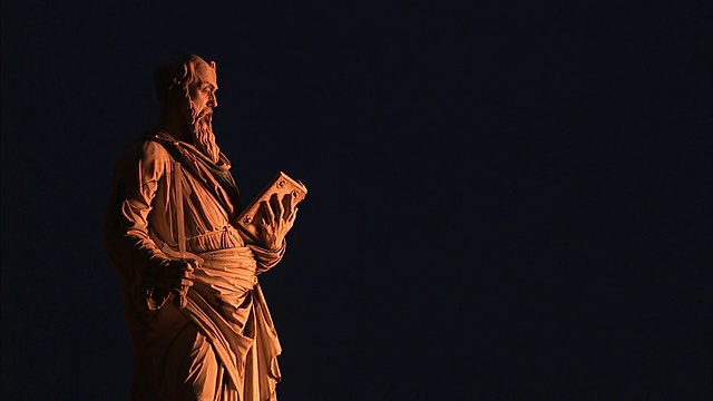 诺查丹玛斯的雕像立在黑色的背景下。视频素材
