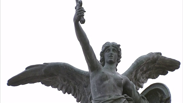 大天使米迦勒的雕像上，他高举着一把剑。视频素材
