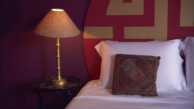 在里约热内卢的La Maison酒店房间的床头柜上，一盏灯在发光。视频下载
